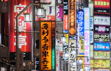 Tokyo, Japonya - 6 Eylül 2018. Renkli iş reklam işaretleri Shinjuku Kabukicho binalarda.