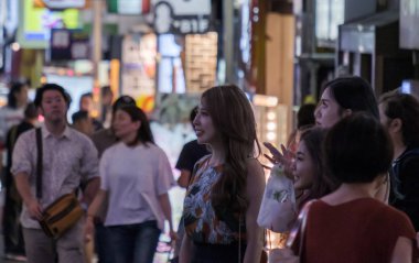 Tokyo, Japonya - 6 Eylül 2018. Shinjuku bölgesinde Kabukicho Street Genç Japon kız.