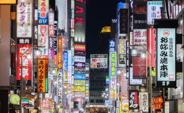 Tokyo, Japonya - 6 Eylül 2018. Renkli iş reklam işaretleri Shinjuku Kabukicho binalarda.