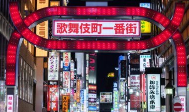 Tokyo, Japonya - 6 Eylül 2018. Kabukich alleyway sokak enrance imzalamak Shinjuku içinde geceleri.