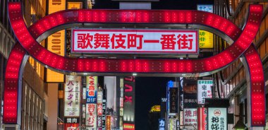 Tokyo, Japonya - 6 Eylül 2018. Kabukich alleyway sokak enrance imzalamak Shinjuku içinde geceleri.