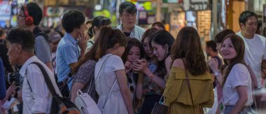 Tokyo, Japonya - 6 Eylül 2018. Shinjuku bölgesinde Kabukicho Street Genç Japon kız.