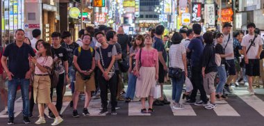 Tokyo, Japonya - 6 Eylül 2018. Yaya kalabalık Shinjuku bölgesinde Kabukicho karşıya geçmek bekliyor.