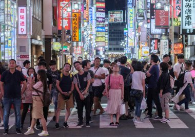 Tokyo, Japonya - 6 Eylül 2018. Yaya kalabalık Shinjuku bölgesinde Kabukicho karşıya geçmek bekliyor.