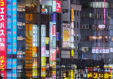 Tokyo, Japonya - 6 Eylül 2018. Renkli iş reklam işaretleri Shinjuku Kabukicho binalarda.