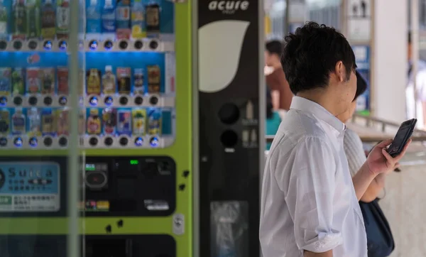 Toquio Japão Agosto 2018 Homem Com Smartphone Plataforma Tokyo Railway — Fotografia de Stock