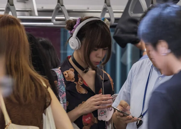 Tokyo Japan Augusti 2018 Kvinnliga Passagerare Lyssna Hörlurar Pendling Japan — Stockfoto
