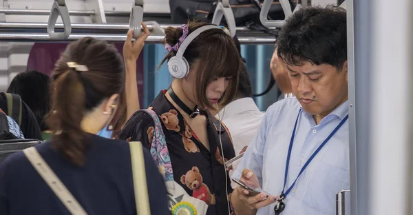 Toquio Japão Agosto 2018 Passageiro Feminino Ouvindo Fone Ouvido Durante — Fotografia de Stock