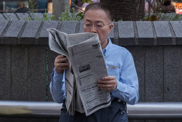 Toquio Japão Agosto 2018 Homem Idoso Lendo Jornal Enquanto Sentado — Fotografia de Stock
