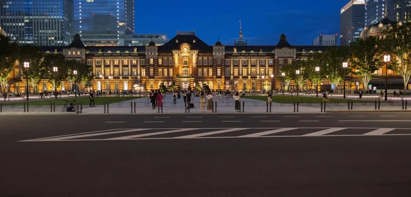 Tokyo, Japonya-8 Eylül, 2018. Tokyo Tren Istasyonu Plaza bina geceleri aydınlatılmış. 
