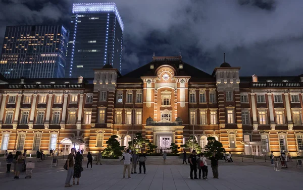 Tokyo, Japonya-8 Eylül, 2018. Tokyo Tren Istasyonu Plaza bina geceleri aydınlatılmış. 