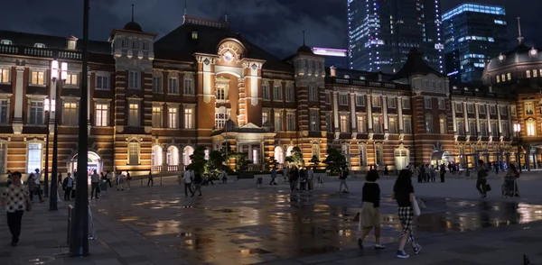 Tokyo, Japonya-8 Eylül, 2018. Tokyo Tren Istasyonu Plaza bina geceleri aydınlatılmış. 