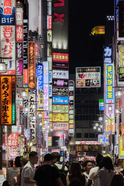 2018 東京都 新宿歌舞伎町ビルでカラフルなビジネス広告看板 — ストック写真