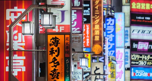 2018 東京都 新宿歌舞伎町ビルでカラフルなビジネス広告看板 — ストック写真