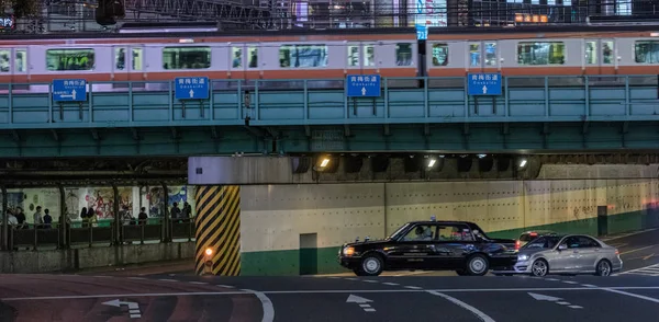 Tokio Japón Septiembre 2018 Tren Cercanías Pasando Por Puente Carretera — Foto de Stock