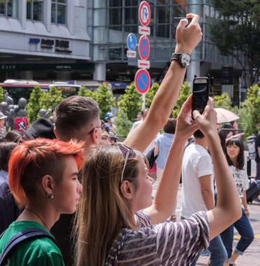 Tokyo, Japonya - 19 Ağustos 2018. Shibuya fotoğraf çekmek turist bir grup.