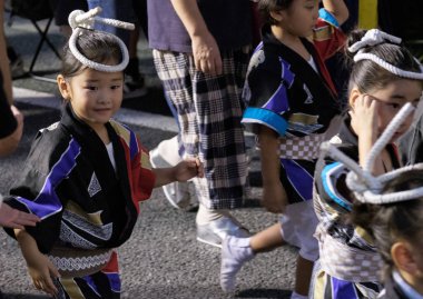 Tokyo, Japonya - 19 Ağustos 2018. Geleneksel giyim Shimokitazawa Awa Odori Festivali sırasında sokakta gerçekleştirme giyen kadın çocuk dansçılar.