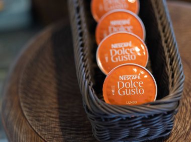 Tokyo, Japonya - 5 Ağustos 2018. Ahşap kapsayıcısındaki nescafe Dolce Gusto Lungo kahve kapsül. Seçici odak.