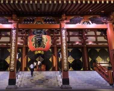 Tokyo, Japonya - 3 Ağustos 2018. Turist Sensoji Tapınağı'nda geceleri Asakusa bölgesinde yer..