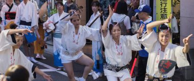 Tokyo, Japonya - 19 Ağustos 2018. Geleneksel giyim Shimokitazawa Awa Odori Festivali sırasında sokakta gerçekleştirme giyen dansçılar.