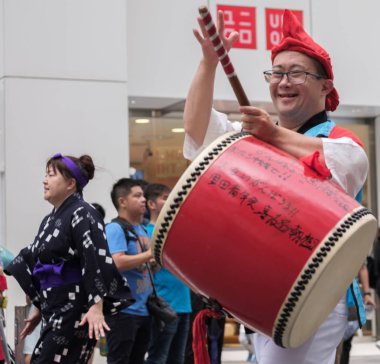 Tokyo, Japonya - 29 Temmuz 2018. A down sendromu erkek katılımcılar EISA Shinjuku Festivali'nde yordamları gerçekleştirirken taiko davul dayak.