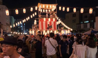 Tokyo, Japonya - 12 Ağustos 2018. Shimokitazawa mahallede Bon Odori şenlikte geceleri insan kalabalığı.