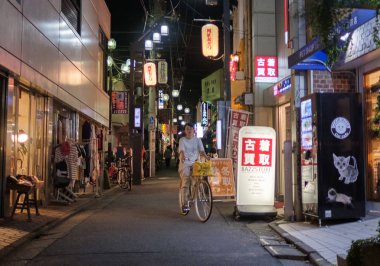 Tokyo, Japonya - 12 Ağustos 2018. Backstreet Shimokitazawa mahalle geceleri sokak yürüyüş insanlar.