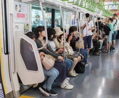 Tokyo, Japonya - 17 Ağustos 2018. Taşıt içinde Japonya demiryolu yolcu treni.