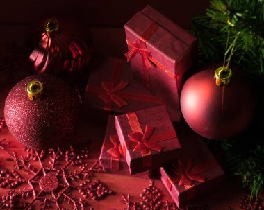Noel süslemeleri ve hediye kutuları ahşap kırmızı kartı üzerindeki arka plan