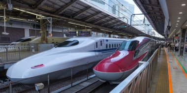 Tokyo, Japonya - 17 Ağustos 2018. Yüksek hızlı tren Tokyo Tren İstasyonu platformu.