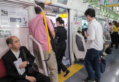 Tokyo, Japonya - 17 Ağustos 2018. Taşıt içinde Japonya demiryolu yolcu treni.