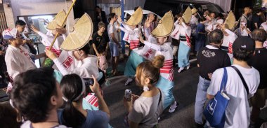 Tokyo, Japonya - 19 Ağustos 2018. Amigasa hasır şapka ve sokakta Shimokitazawa Awa Odori Festivali sırasında performans kimono giyen kadın dansçılar.