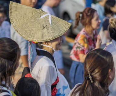 Tokyo, Japonya - 19 Ağustos 2018. Amigasa hasır şapka ve sokakta Shimokitazawa Awa Odori Festivali sırasında performans kimono giyen kadın dansçılar.