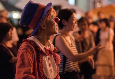 Tokyo, Japonya - 12 Ağustos 2018. Shimokitazawa mahallede Bon Odori şenlikte gece dans palyaço adam kılığında.