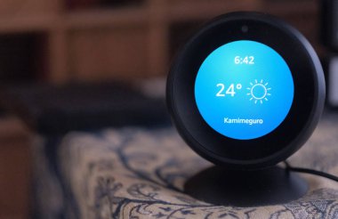 Tokyo, Japonya - 31 Temmuz 2018. Amazon yankı yerinde ahşap arka plan.