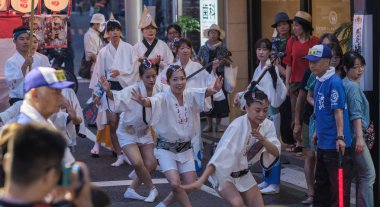 Tokyo, Japonya - 19 Ağustos 2018. Geleneksel giyim Shimokitazawa Awa Odori Festivali sırasında sokakta gerçekleştirme giyen dansçılar.