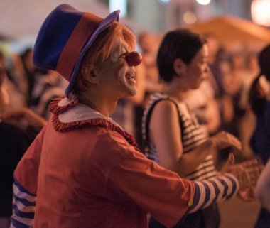 Tokyo, Japonya - 12 Ağustos 2018. Shimokitazawa mahallede Bon Odori şenlikte gece dans palyaço adam kılığında.