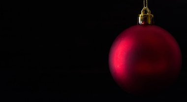 Kırmızı ahşap zemin üzerinde Noel top