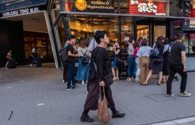 Tokyo, Japonya - 30 Haziran 2018. Kabukicho, Shinjuku sokakta yürürken insan kalabalığı.
