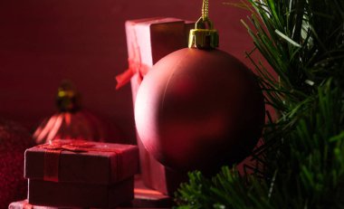 Noel süslemeleri ve hediye kutuları ahşap kırmızı kartı üzerindeki arka plan