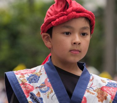 Tokyo, Japonya - 29 Temmuz 2018. Onun rutinleri Shinjuku EISA Festivali'nde sahne renkli geleneksel üniformalı Japon okul çocuğu. Seçici odak.