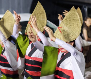 Tokyo, Japonya - 19 Ağustos 2018. Amigasa hasır şapka ve sokakta Shimokitazawa Awa Odori Festivali sırasında performans kimono giyen kadın dansçılar.