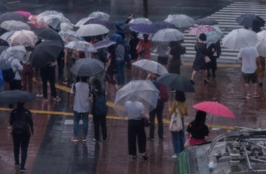 Tokyo, Japonya - 29 Temmuz 2018. Yaya Shinjuku sokakta şemsiye ile yağmurda yürüme.