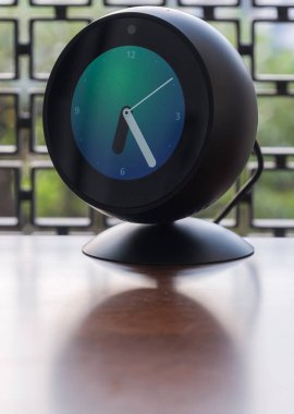 Tokyo, Japonya - 31 Temmuz 2018. Amazon yankı yerinde ahşap sehpa..