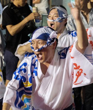 Tokyo, Japonya - 19 Ağustos 2018. Geleneksel giyim Shimokitazawa Awa Odori Festivali sırasında sokakta gerçekleştirme giyen dansçılar.
