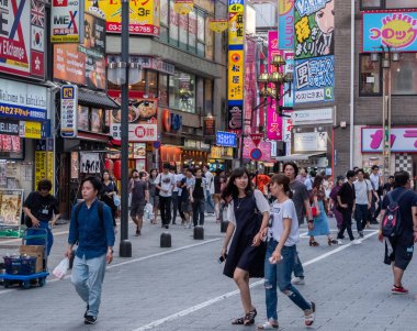 Tokyo, Japonya - 30 Haziran 2018. Turistler ve yerliler için Kabukicho, Shinjuku sokakta yürürken, kalabalık.
