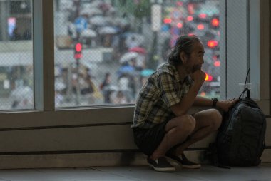 Tokyo, Japonya - 29 Temmuz 2018. Shibuya Mark şehir geçit evsiz adamı.