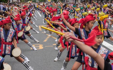 Tokyo, Japonya - 29 Temmuz 2018. Okul çocukları renkli geleneksel üniformalı Shinjuku EISA Festivali'nde onların alışılmış çalışma yöntemi gerçekleştirme.