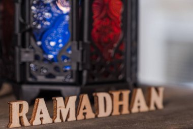 Ahşap arka planda Ramadhan metin ve fener