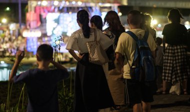 Tokyo, Japonya - 15 Ağustos 2018. Bir gösteride Odaiba uzaktan seyreden.